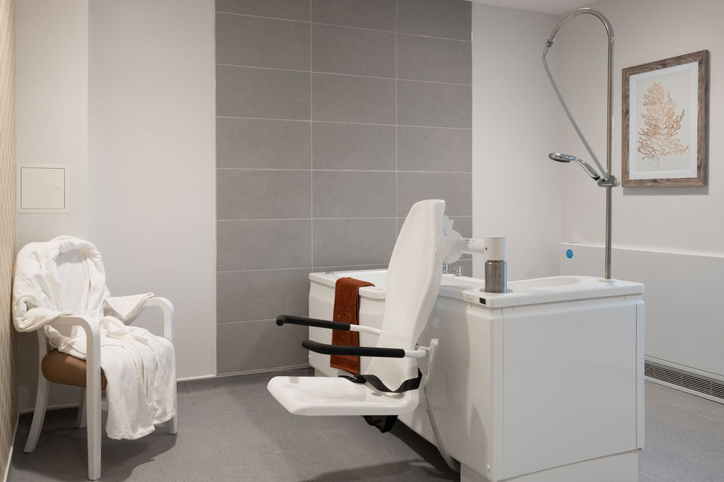 en suite bathroom with a adapted bath