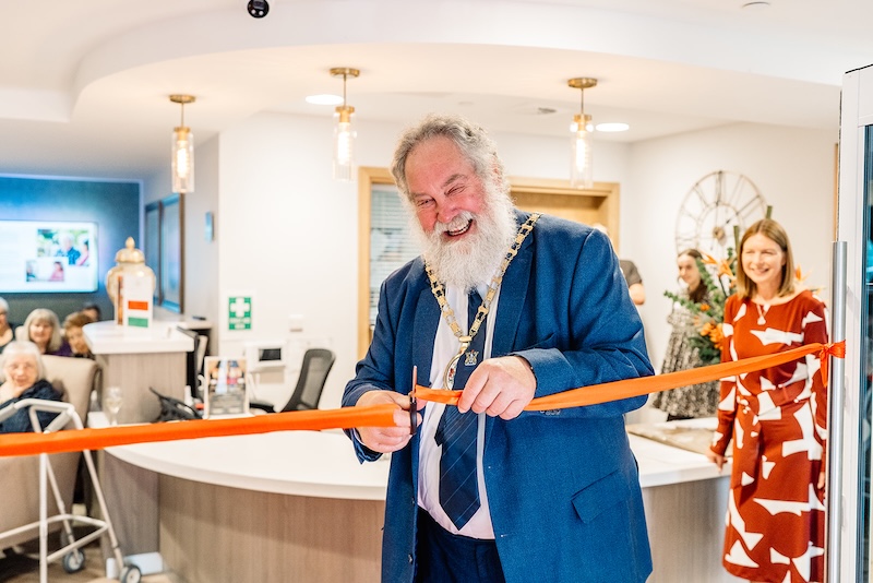 mayor cutting ribbon
